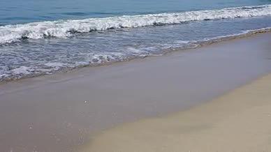 4k实拍海浪冲上沙滩浪花大海风景视频的预览图
